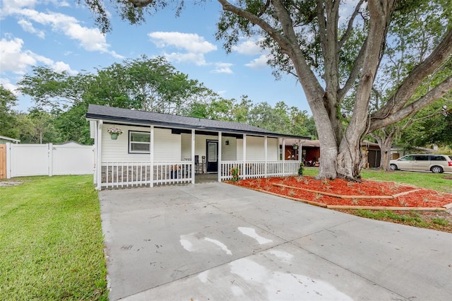 113 Patrick Henry Rd, Bartow, FL 33830 - view of front facade featuring a porch, concrete driveway, and a shingled roof