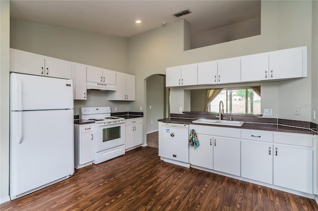 8323 Greystone Dr, Lakeland, FL 33810 - kitchen featuring white appliances, under cabinet range hood, a sink, high vaulted ceiling, and dark countertops