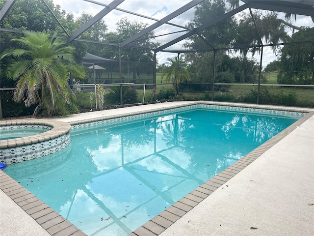 1909 Masters Way, Plant City, FL 33566 - view of swimming pool featuring a pool with connected hot tub and a lanai