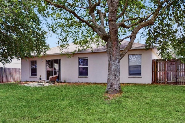 7337 Hunters Greene Cir, Lakeland, FL 33810 - rear view of property featuring stucco siding