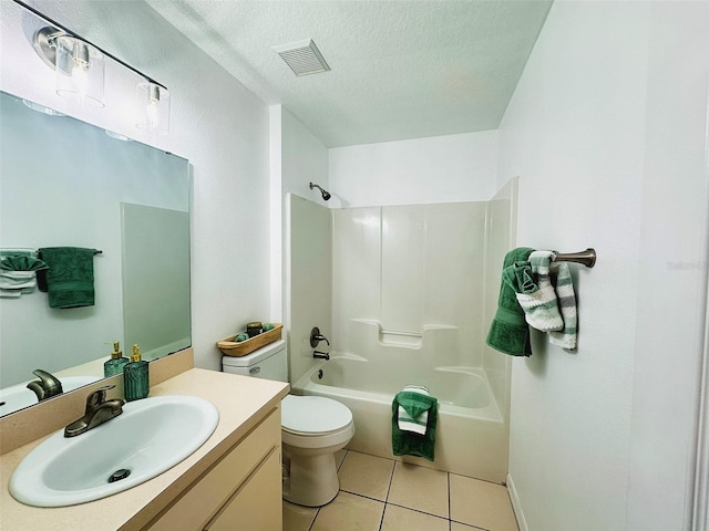 709 N Polk Ave, Fort Meade, FL 33841 - full bath featuring tile patterned floors, toilet, vanity, shower / tub combination, and a textured ceiling