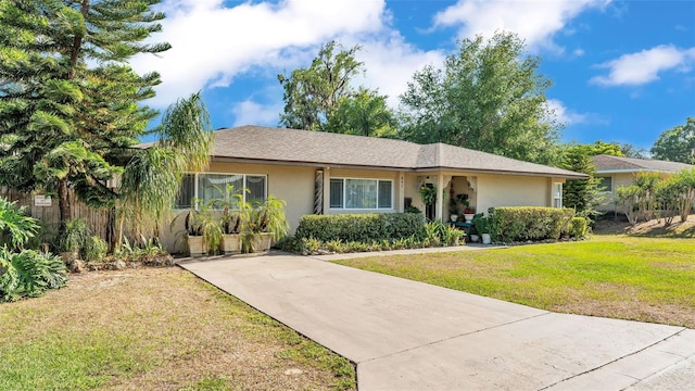 841 E Valencia St, Lakeland, FL 33805 - ranch-style house featuring stucco siding and a front lawn