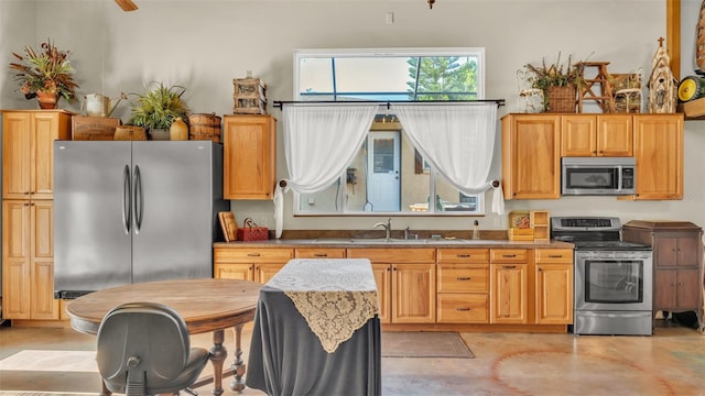 841 E Valencia St, Lakeland, FL 33805 - kitchen with appliances with stainless steel finishes, a sink, and concrete flooring