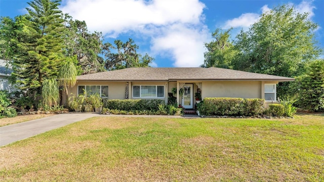 841 E Valencia St, Lakeland, FL 33805 - ranch-style house featuring a front yard and stucco siding