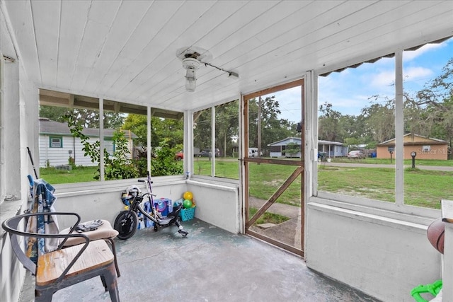320 W Carver St, Lakeland, FL 33805 - unfurnished sunroom with ceiling fan