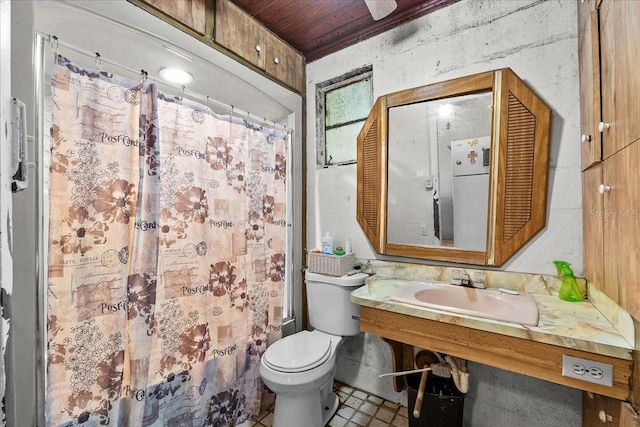 320 W Carver St, Lakeland, FL 33805 - bathroom with toilet, wooden ceiling, a sink, and curtained shower