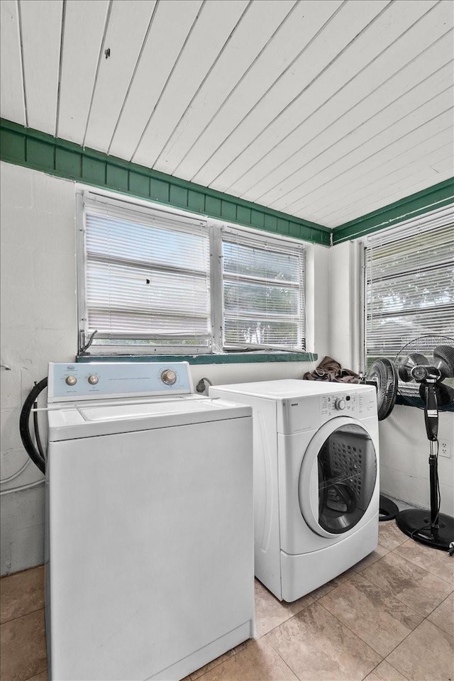 320 W Carver St, Lakeland, FL 33805 - laundry room with washer and dryer and light tile patterned floors