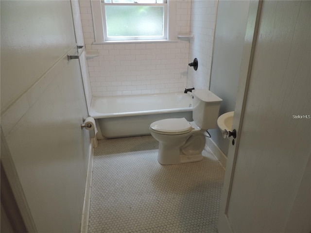 701 E Lime St, Lakeland, FL 33801 - bathroom with toilet and  shower combination