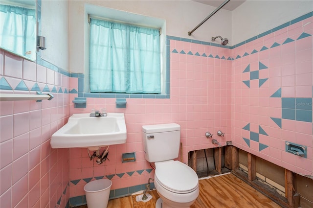 114 Pennsylvania Ave, Wauchula, FL 33873 - bathroom featuring tile walls and a shower
