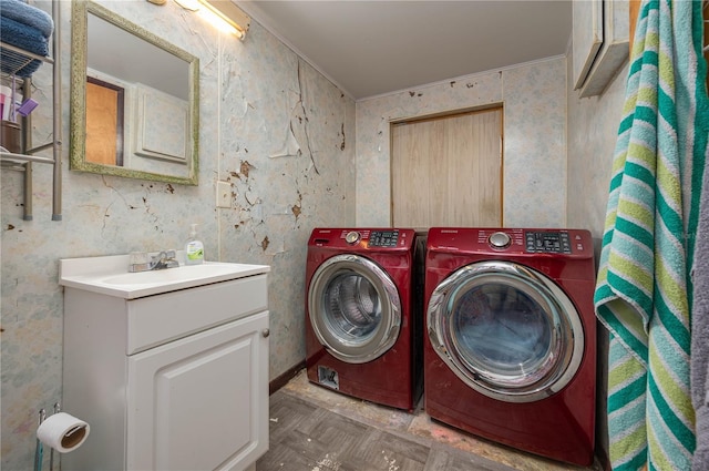 114 Pennsylvania Ave, Wauchula, FL 33873 - washroom featuring washer and clothes dryer, crown molding, and wallpapered walls