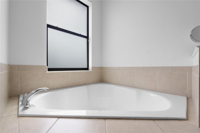 647 Chicago Way, Dundee, FL 33838 - bathroom featuring a bath