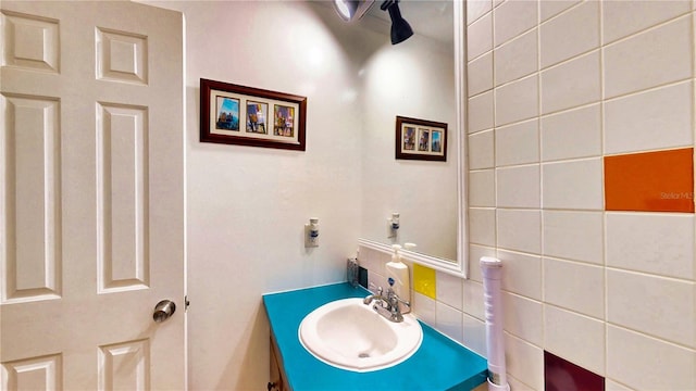 2333 Cheshire Pl, Lakeland, FL 33810 - half bathroom with vanity, decorative backsplash, and ceiling fan