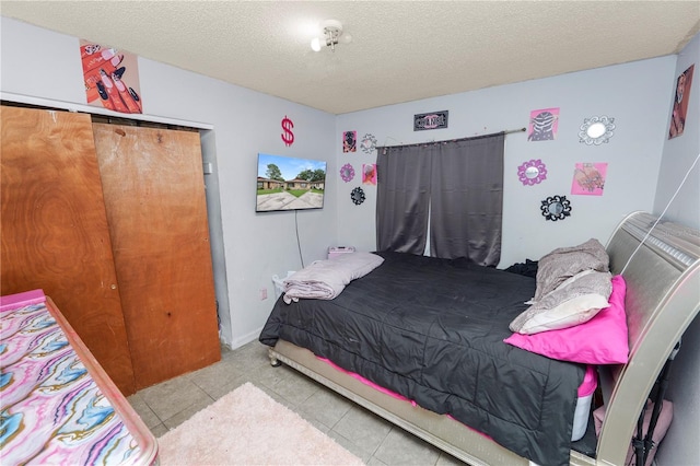 2118 S San Gully Rd Unit 2118 2120, Lakeland, FL 33803 - tiled bedroom featuring a textured ceiling