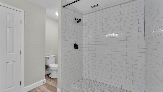 980 S Mill Ave, Bartow, FL 33830 - bathroom with tiled shower and wood finished floors