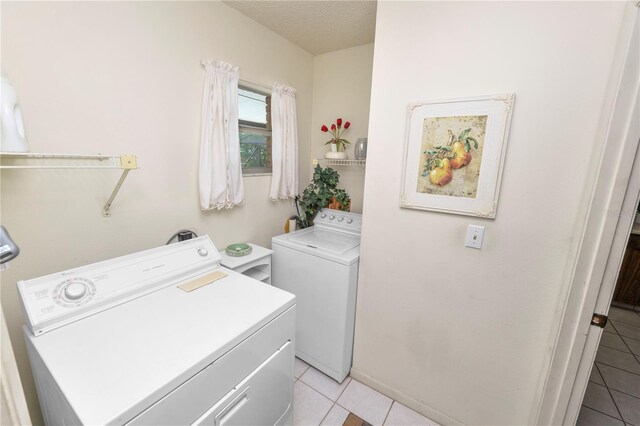 3315 Cross Fox Dr, Mulberry, FL 33860 - laundry area featuring washer and dryer, light tile patterned flooring, and a textured ceiling