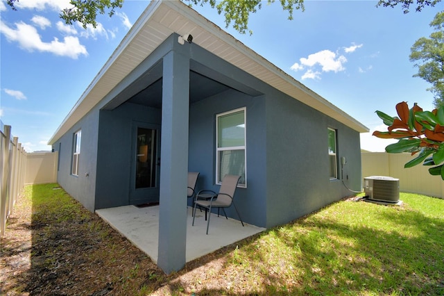 312 Walnut Ln, Auburndale, FL 33823 - rear view of house featuring stucco siding, a fenced backyard, and a patio