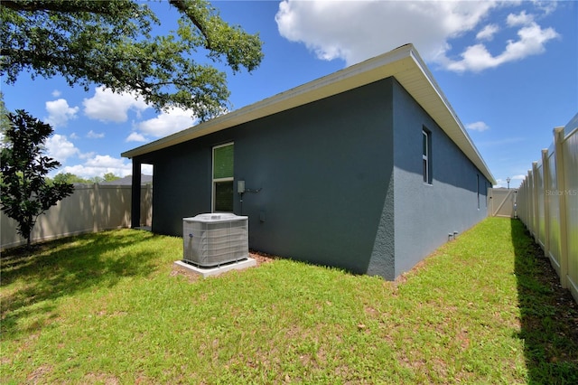 312 Walnut Ln, Auburndale, FL 33823 - view of side of property with stucco siding and a fenced backyard