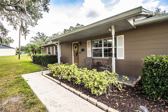 6920 Newman Cir E, Lakeland, FL 33811 - property entrance featuring a lawn and covered porch