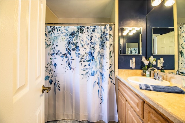 6920 Newman Cir E, Lakeland, FL 33811 - bathroom with vanity and curtained shower