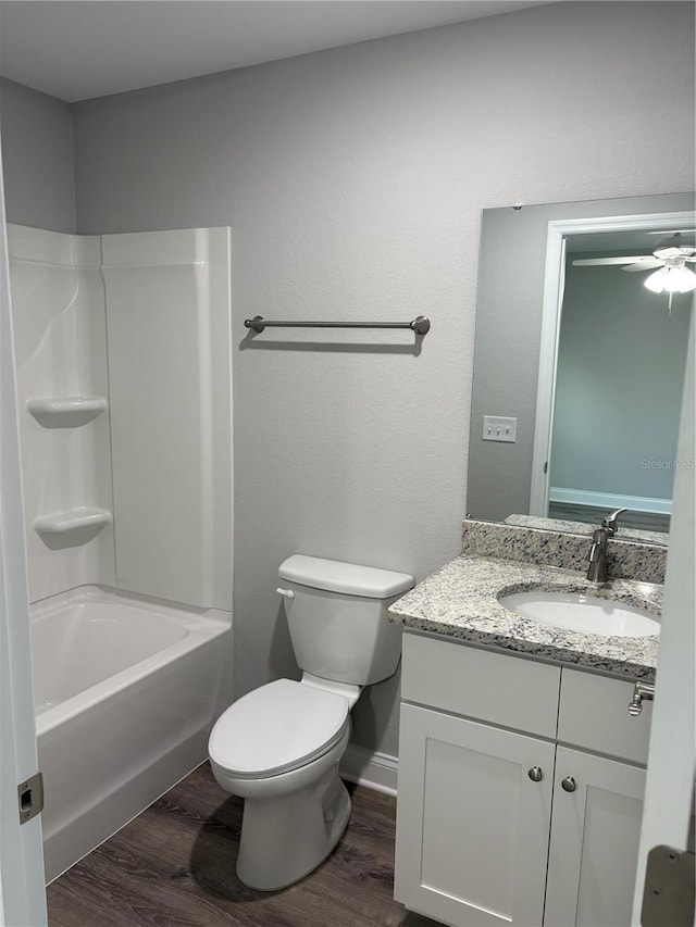 508 2nd St SW, Fort Meade, FL 33841 - full bath featuring wood finished floors, vanity,  shower combination, and a ceiling fan