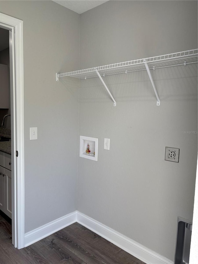 508 2nd St SW, Fort Meade, FL 33841 - washroom featuring dark wood-style flooring and baseboards