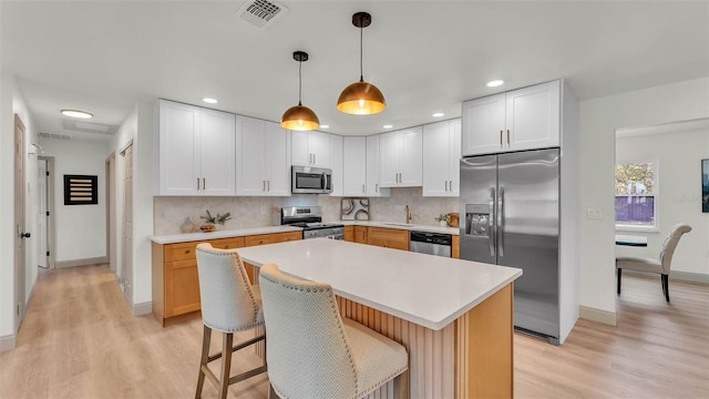 3235 Sandpiper Ln, Mulberry, FL 33860 - kitchen with stainless steel appliances, light wood-style floors, light countertops, tasteful backsplash, and recessed lighting