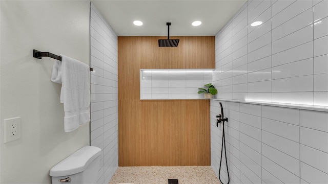 3235 Sandpiper Ln, Mulberry, FL 33860 - bathroom featuring speckle patterned floor, tiled shower, and recessed lighting