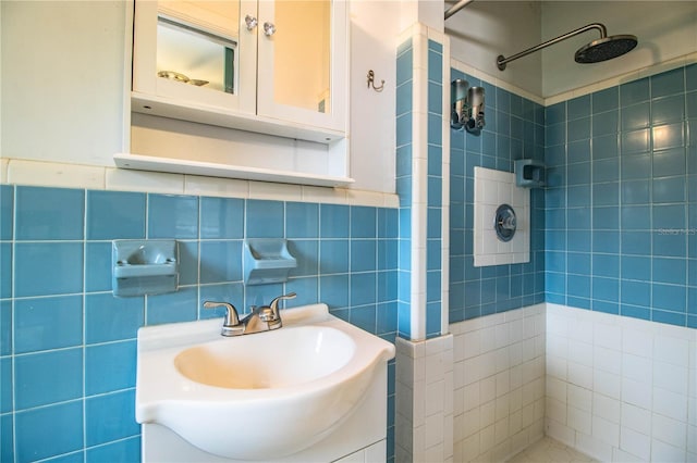 1604 Park Dr, Lakeland, FL 33803 - full bath featuring a tile shower, tile walls, and vanity