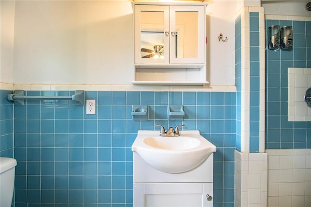 1604 Park Dr, Lakeland, FL 33803 - bathroom featuring tile walls, vanity, and a wainscoted wall