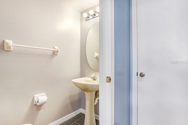 8818 Tottenham Way, Kissimmee, FL 34747 - bathroom featuring baseboards