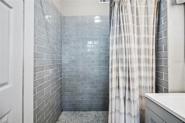 213 Cannon St, Lakeland, FL 33803 - bathroom with vanity and a tile shower