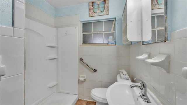 640 Forrest Dr, Bartow, FL 33830 - full bathroom with a shower, tile walls, and tile patterned floors