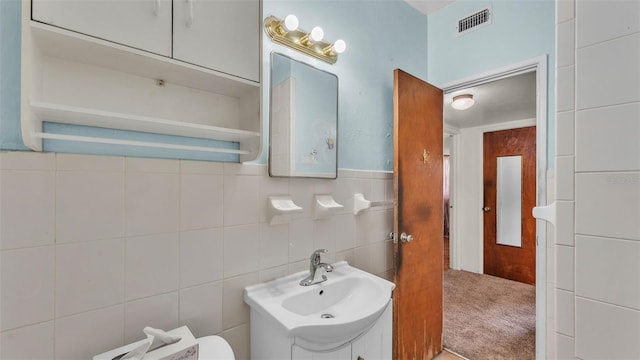 640 Forrest Dr, Bartow, FL 33830 - half bathroom featuring a sink and tile walls