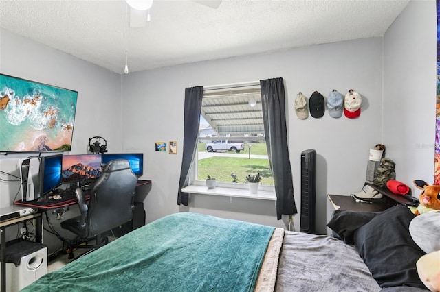 3854 Feather Dr, Lakeland, FL 33812 - bedroom featuring a desk, a textured ceiling, and a ceiling fan
