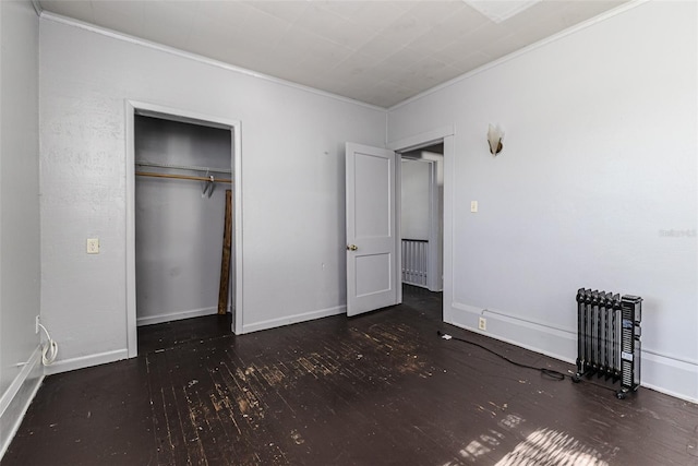 121 F Ave SW, Winter Haven, FL 33880 - unfurnished bedroom featuring wood finished floors, ornamental molding, and a closet