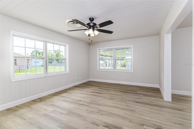 508 Boger Blvd N, Lakeland, FL 33803 - empty room with healthy amount of natural light, light wood-style floors, and a ceiling fan
