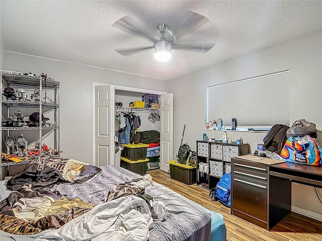 173 Portland Ave, Spring Hill, FL 34606 - bedroom featuring light wood-type flooring, a textured ceiling, a closet, and ceiling fan