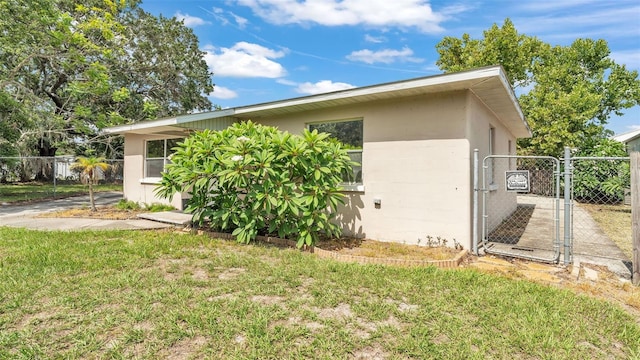 712 N Gary Rd, Lakeland, FL 33801 - rear view of property featuring a gate and stucco siding