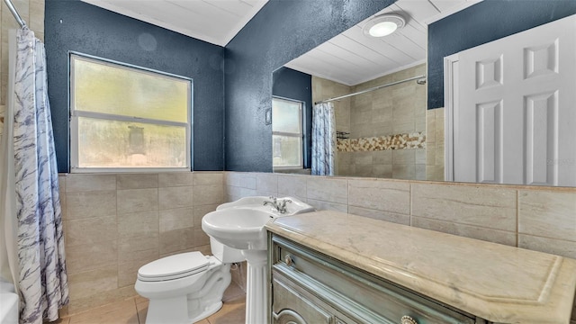 712 N Gary Rd, Lakeland, FL 33801 - full bath featuring tile walls, a textured wall, tile patterned flooring, curtained shower, and crown molding