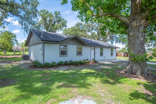 2633 Keysville Dr, Lithia, FL 33547 - ranch-style house featuring a front yard and roof with shingles