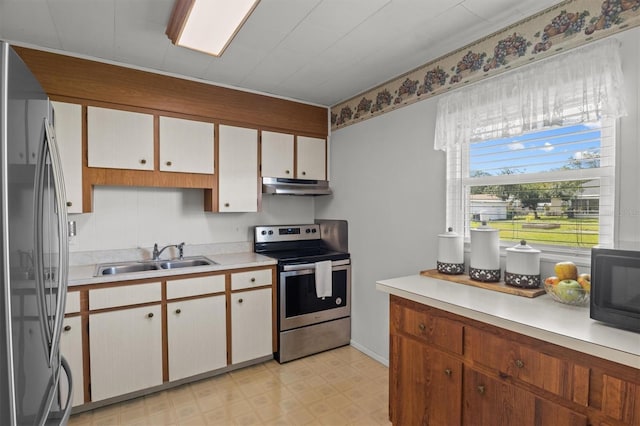 3521 Publix Rd, Lakeland, FL 33810 - kitchen featuring stainless steel appliances, under cabinet range hood, light countertops, light flooring, and white cabinets