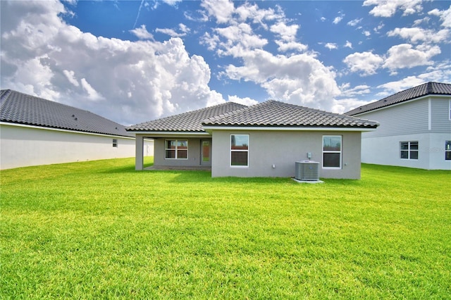 5427 Waterside Dr, Auburndale, FL 33823 - rear view of house featuring stucco siding and a yard