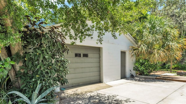 423 Ave H SE, Winter Haven, FL 33880 - garage featuring driveway