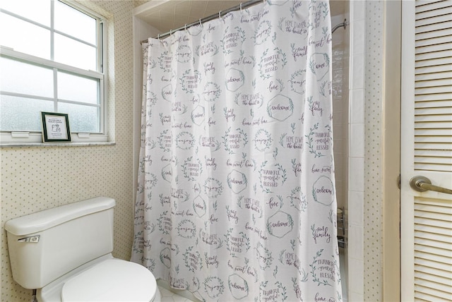 521 Lone Palm Dr, Lakeland, FL 33815 - bathroom with wallpapered walls and curtained shower