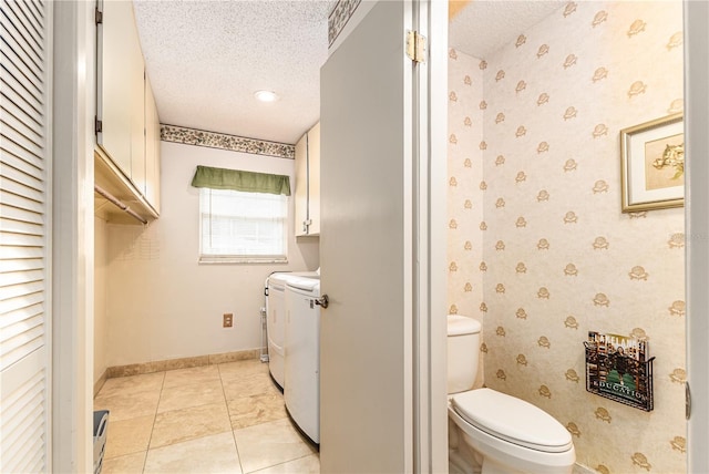521 Lone Palm Dr, Lakeland, FL 33815 - bathroom with washer and clothes dryer, a textured ceiling, tile patterned floors, and a closet