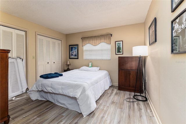 521 Lone Palm Dr, Lakeland, FL 33815 - bedroom featuring wood finished floors and a textured ceiling