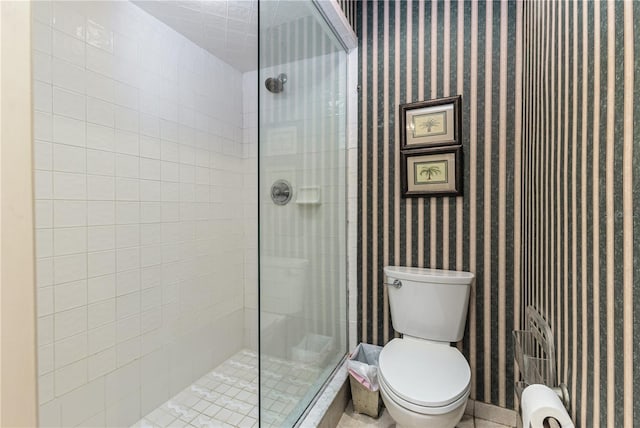 521 Lone Palm Dr, Lakeland, FL 33815 - full bath with a tile shower and wallpapered walls