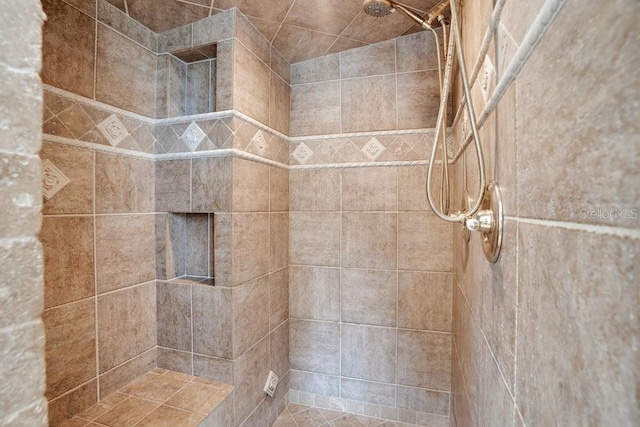207 W Maxwell St, Lakeland, FL 33803 - full bath with tiled shower