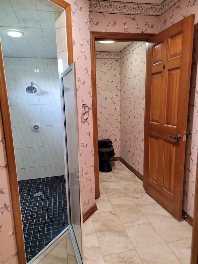 1842 Pinnacle Dr, Lakeland, FL 33813 - bathroom with a shower stall and wallpapered walls