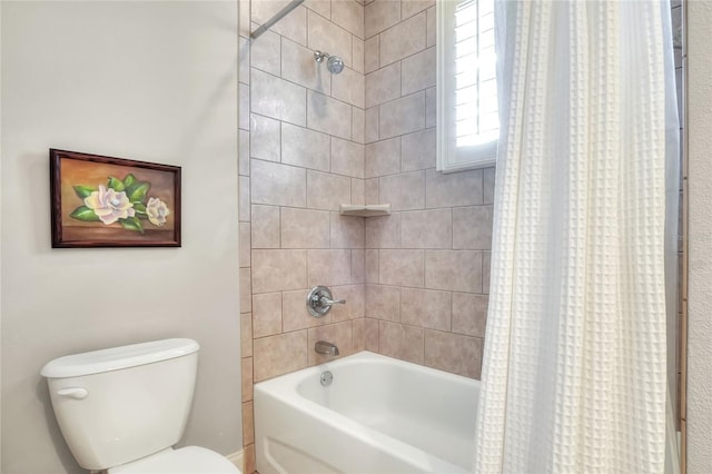 2929 Mission Lakes Dr Unit 10, Lakeland, FL 33803 - full bathroom featuring toilet and shower / bath combo with shower curtain